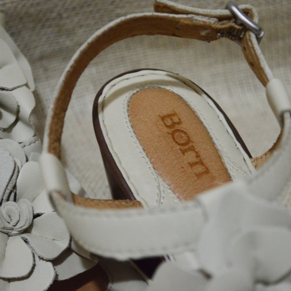 Born Womens Sz 11 Heel Crown Tan Flower - Picture 3 of 4